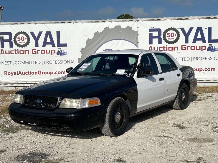 2011-ford-crown-victoria-sedan-image-1