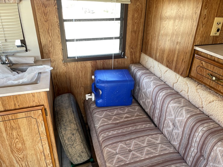 #1900-•-1989-companion-gooseneck-camper-(has-wi-title)-image-45