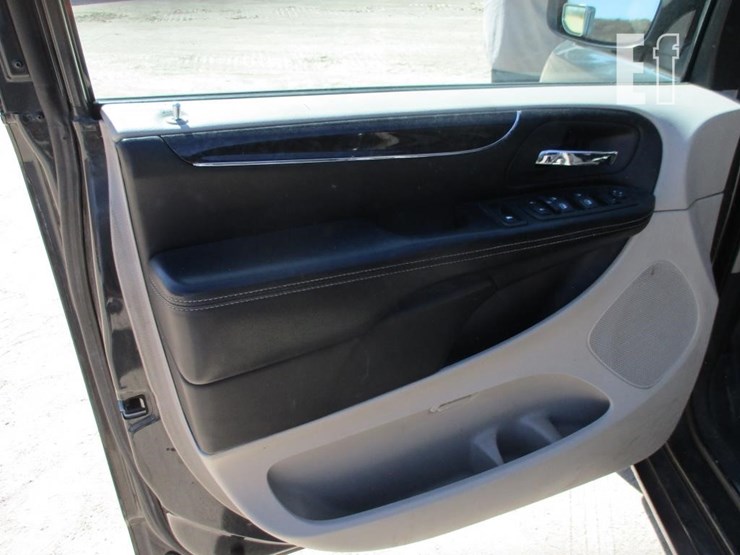 2012-chrysler-town-&-country-image-13