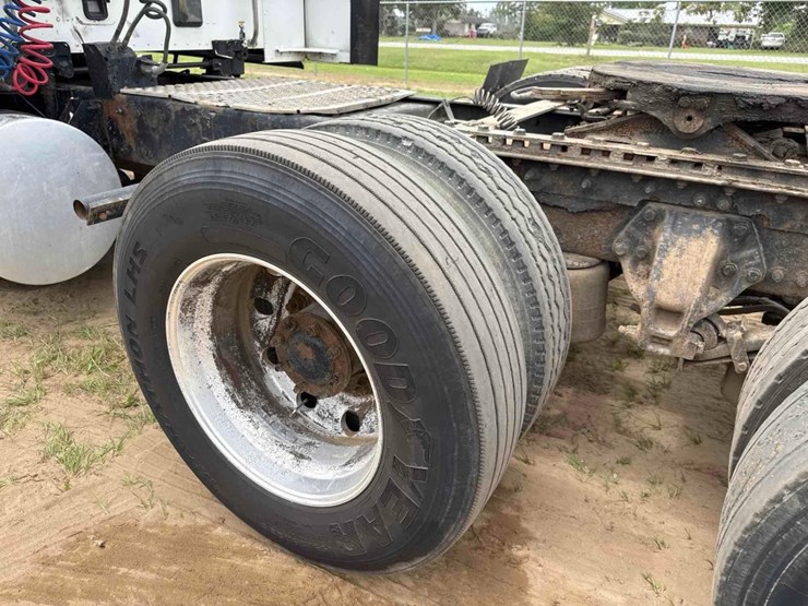 2014-kenworth-t680-image-10