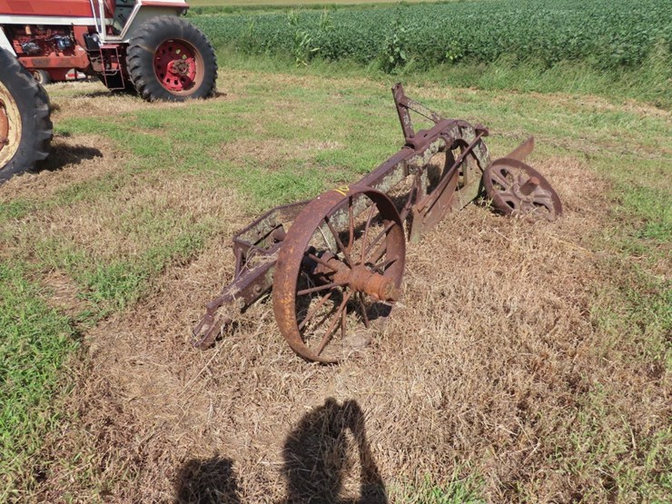 antique-single-bottom-plow-image-1