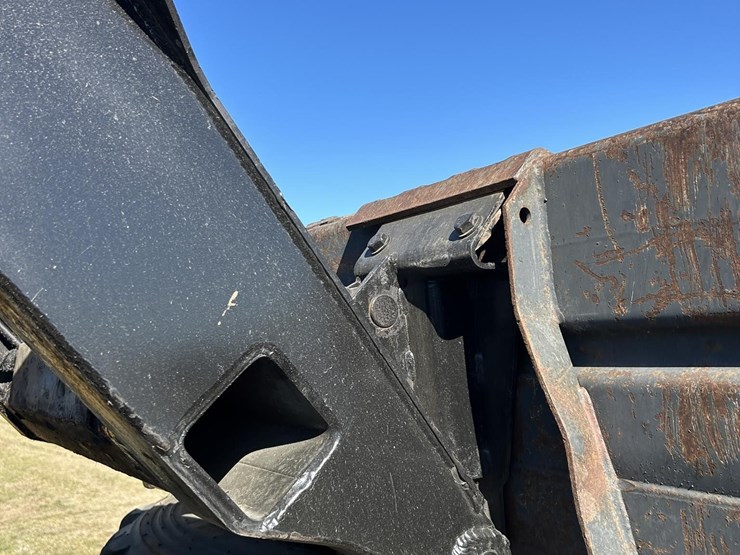 new-holland-lx885-image-13