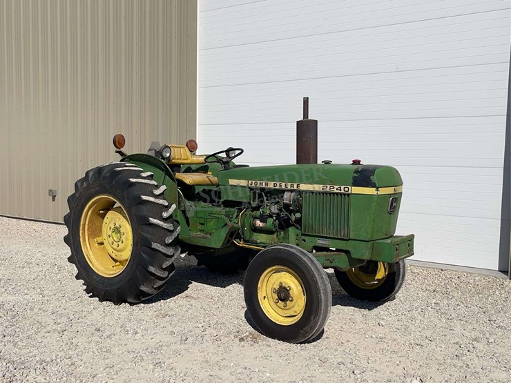 john-deere-2240-image-1