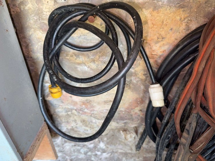 jumper-cables,-electrical-cords,-garden-hose-image-3