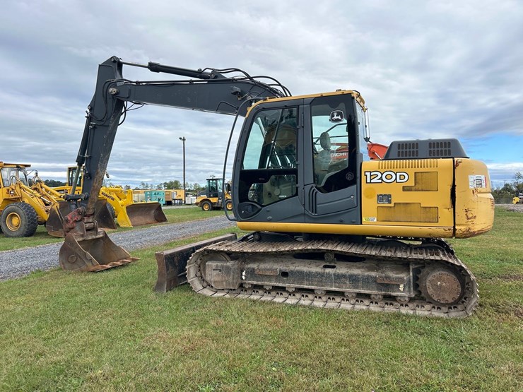 2011-deere-120d-image-8