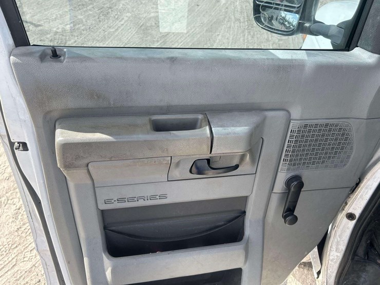 2013-ford-e-350-cargo-van-image-10