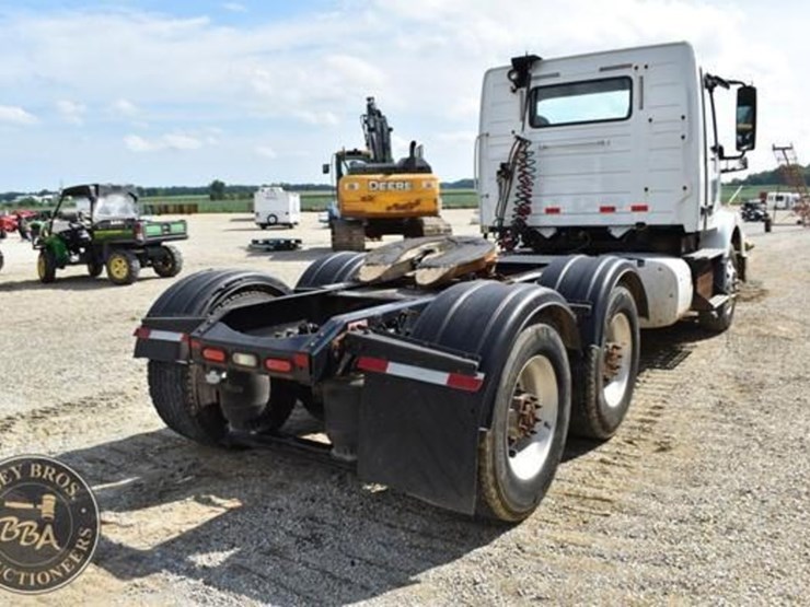 2015-volvo-vnm64t200-image-7