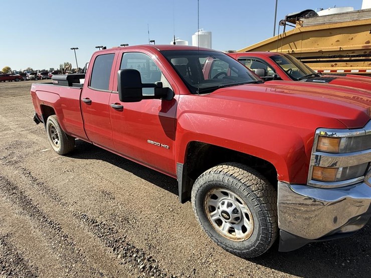 #2114-•-2015-chevrolet-silverado-2500hd-4x4-pickup-truck-image-3