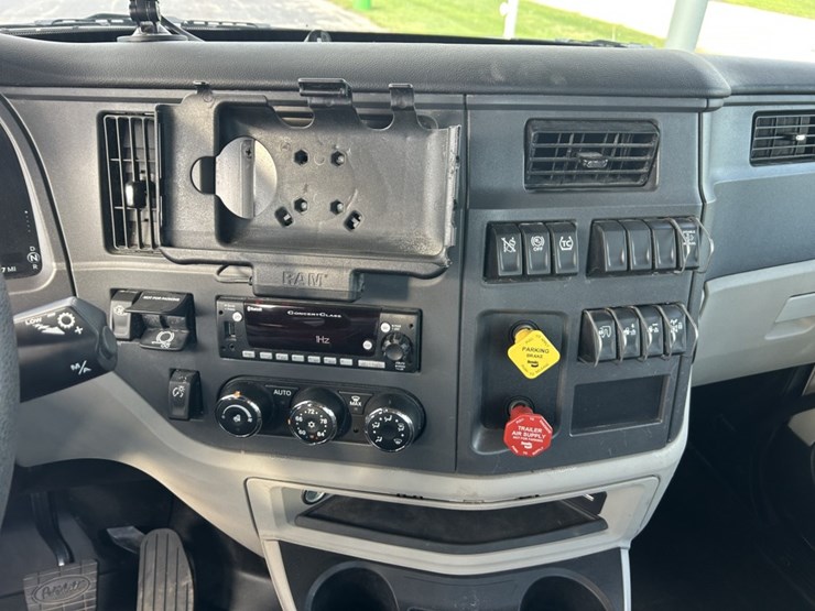 #1672-•-2024-peterbilt-day-cab-truck-tractor-image-33