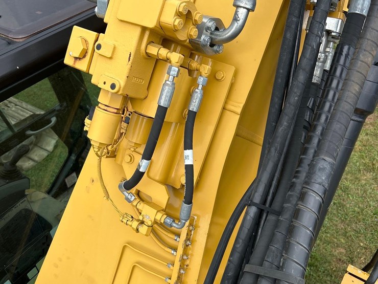 2016-caterpillar-325fl-image-24