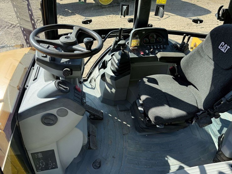 2014-caterpillar-420f-image-48