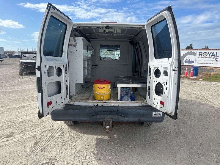2013-ford-e-350-cargo-van-image-22