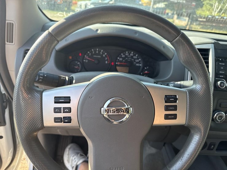 #2906-•-2017-nissan-pickup-truck-image-26