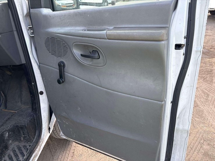 2005-ford-e250-image-27