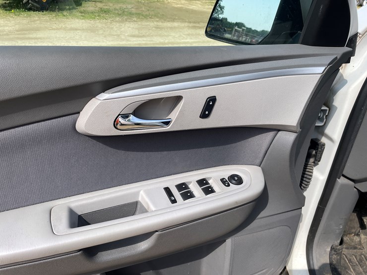 2012-chevrolet-traverse-ls-image-30