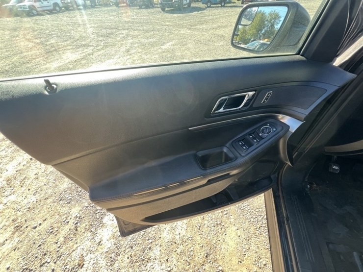 2017-ford-explorer-image-24