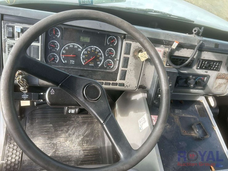 2003-freightliner-fl60-image-9