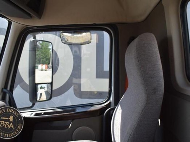 2015-volvo-vnm64t200-image-39