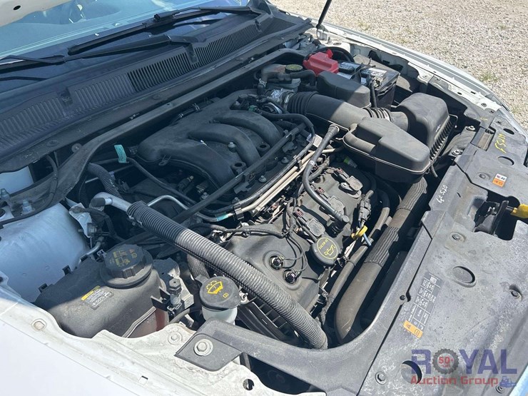 2015-ford-taurus-se-sedan-image-8