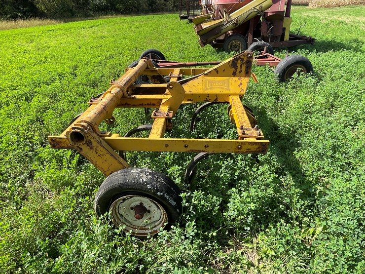 #4437-•-landoll-(7)-tooth-chisel-plow-image-4