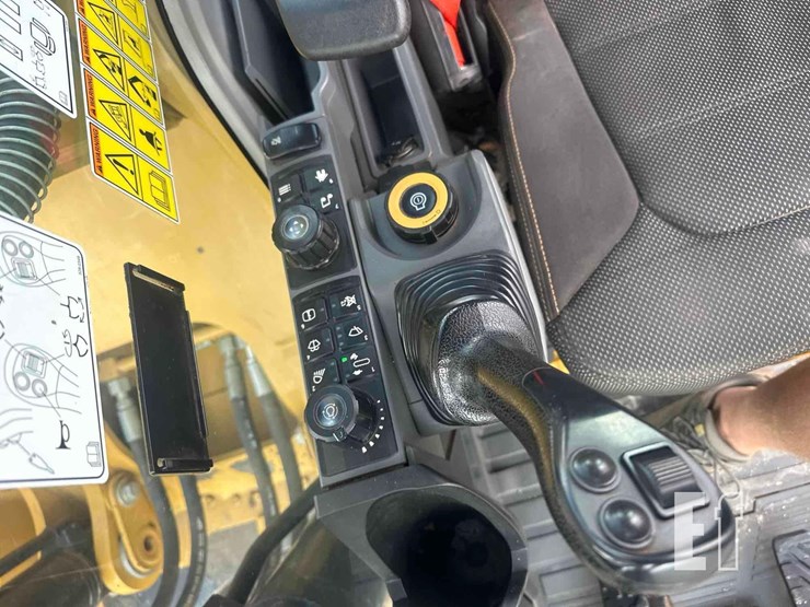 2019-caterpillar-320-image-62