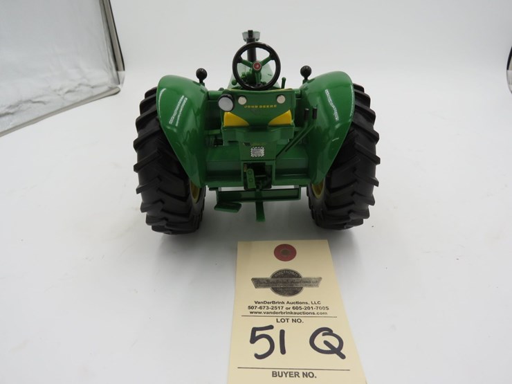 ertl-1/16th-scale-john-deere-820-toy-tractor-image-3