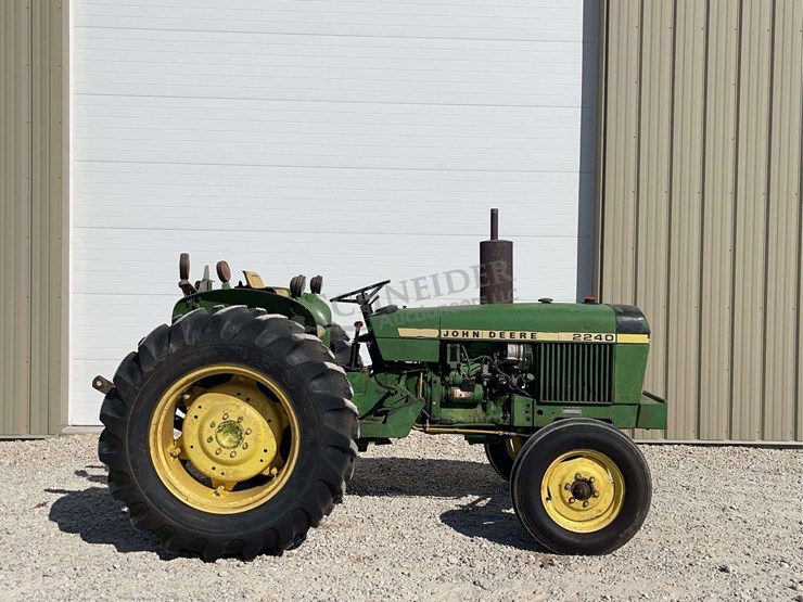 john-deere-2240-image-2