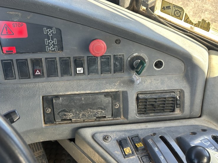 2004-volvo-a40d-image-38