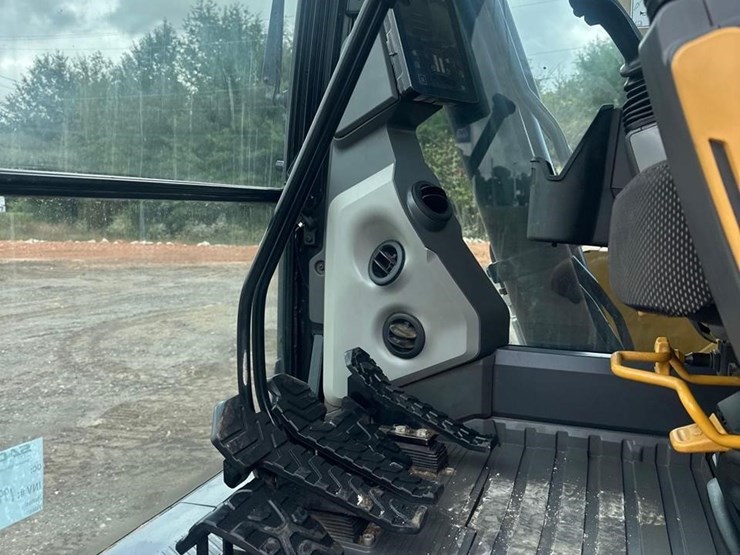2019-caterpillar-320-image-23