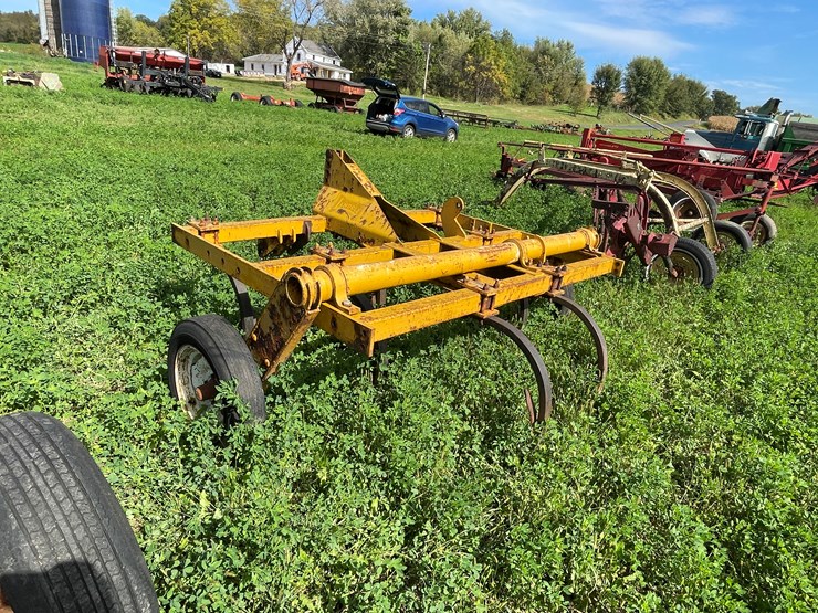 #4437-•-landoll-(7)-tooth-chisel-plow-image-7