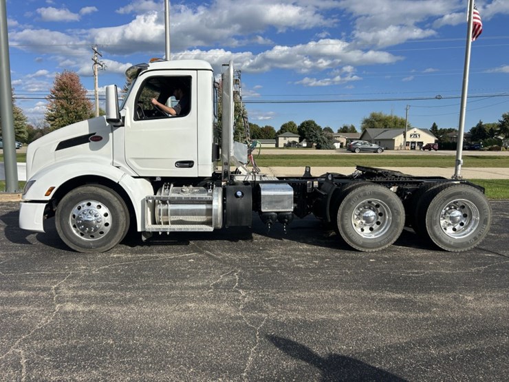 #1672-•-2024-peterbilt-day-cab-truck-tractor-image-2