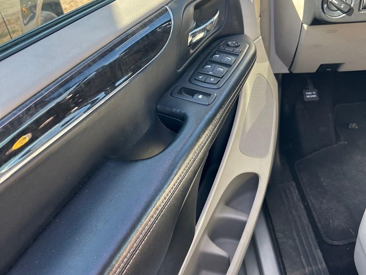 2012-chrysler-town-and-country-image-13