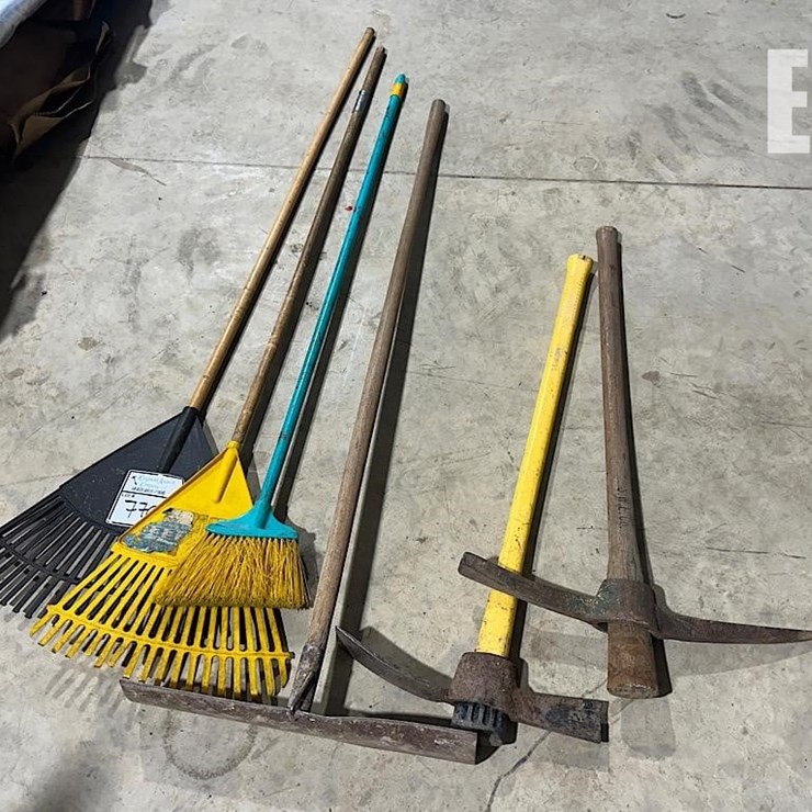UNKNOWN ASSORTED HAND TOOLS