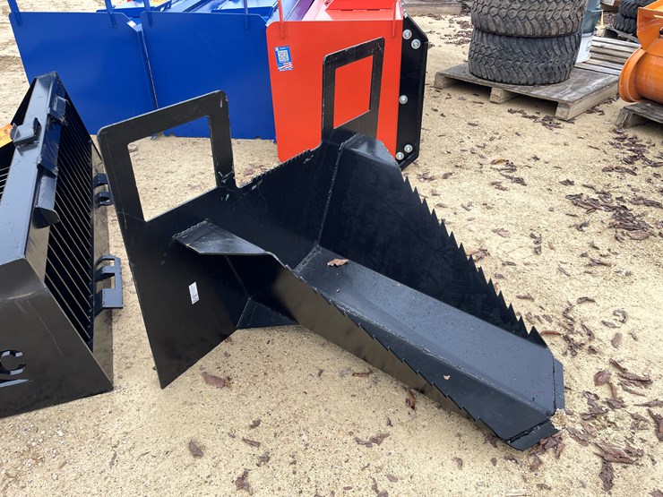 #2015-•-new-kc-40"-skid-steer-spade-bucket-image-3