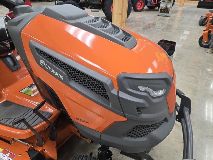 #1783-•-husqvarna-ts-242xd-lawn-mower-image-10
