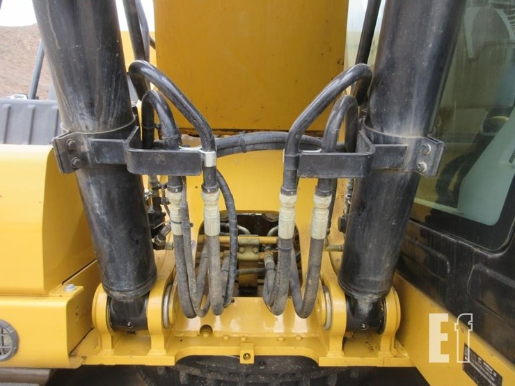 2018-caterpillar-320-image-18
