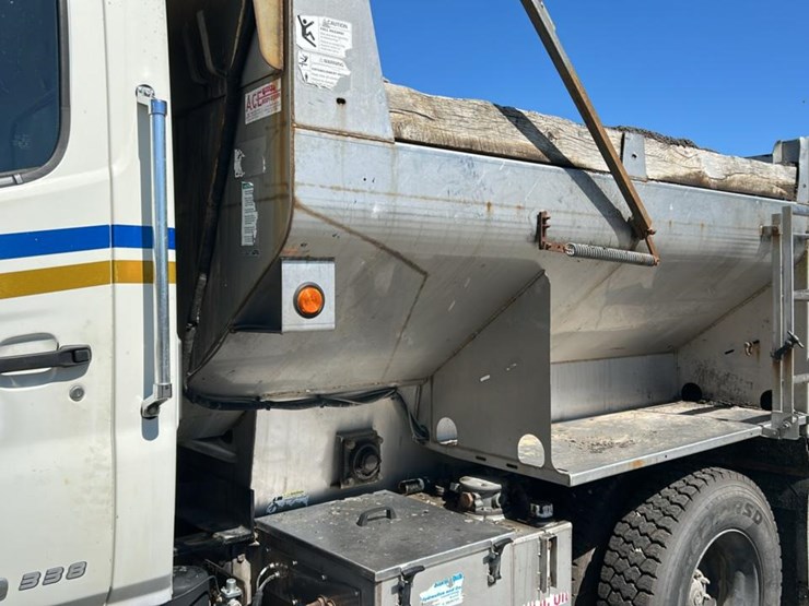 #1963-•-2010-dump-&-spreader-truck*-image-32