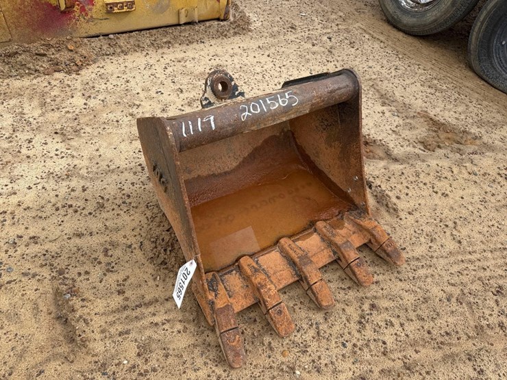 tag-24"-excavator-bucket-image-1