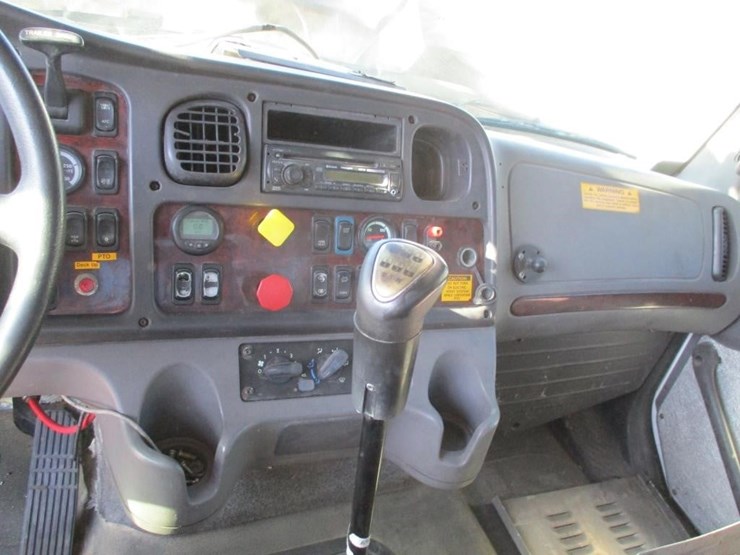 2016-freightliner-114sd-image-9