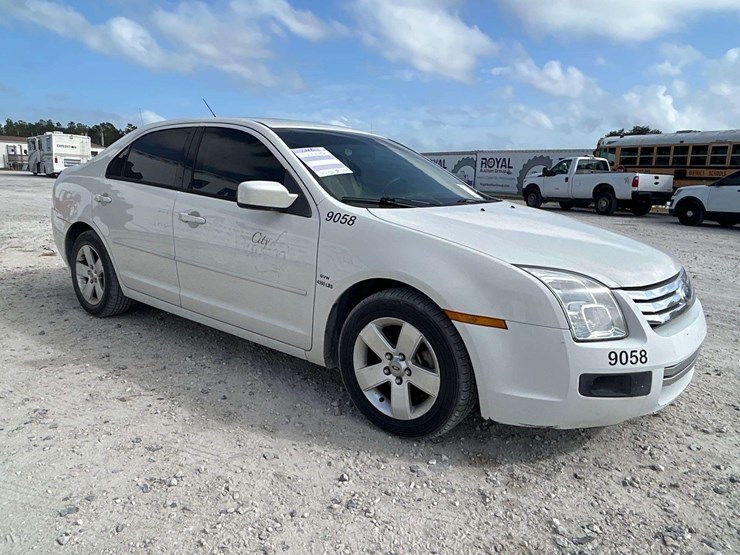 2008-ford-fusion-se-sedan-image-2
