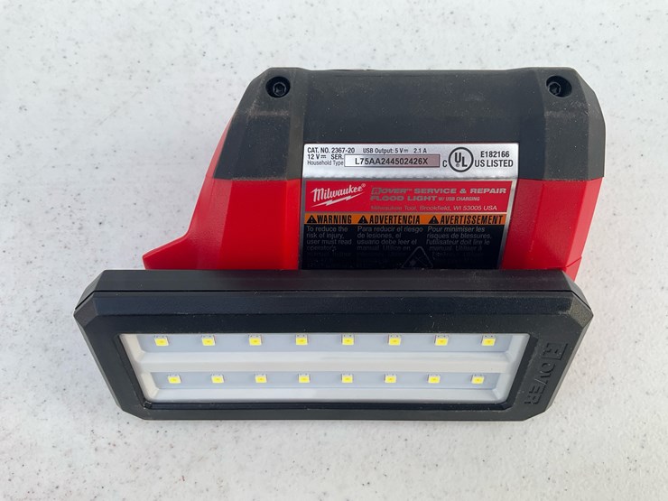 #1561-•-milwaukee-m12™-rover™-service-and-repair-flood-light-w/-usb-charging-image-3