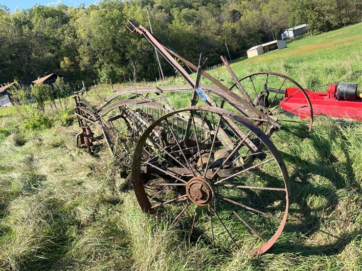 steel-wheel-side-bar-rake,-located-field-image-2