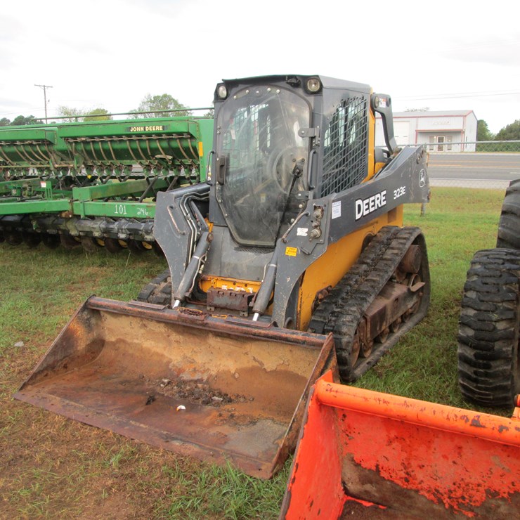 DEERE 323E