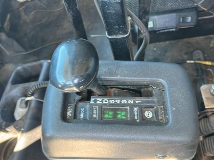 #1963-•-2010-dump-&-spreader-truck*-image-23