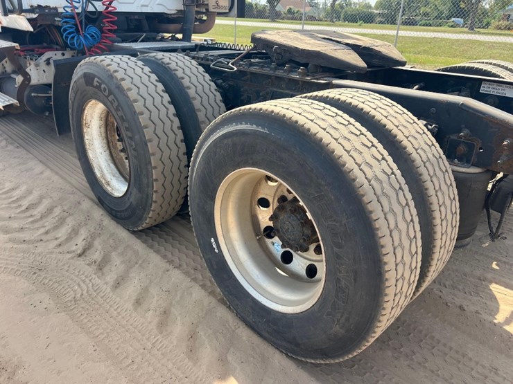 2011-international-prostar-+122-6x4-daycab-road-tr-image-14
