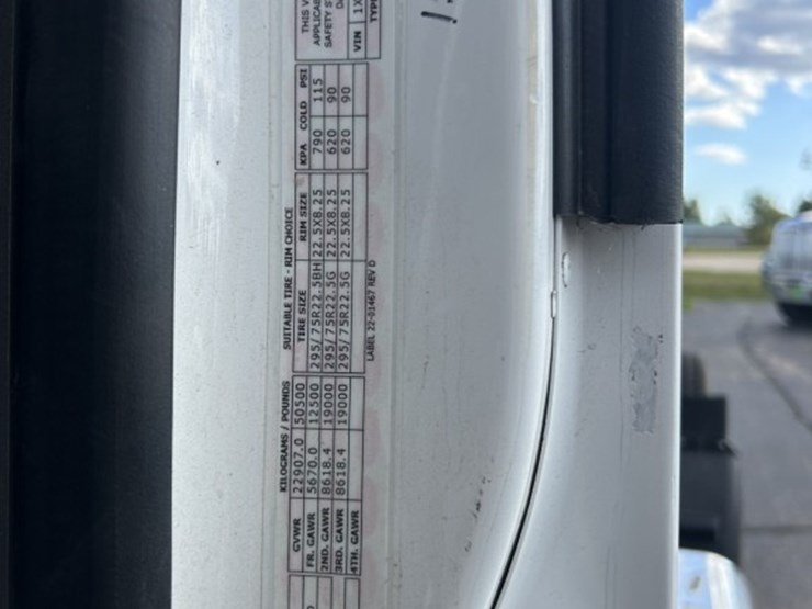 #1672-•-2024-peterbilt-day-cab-truck-tractor-image-66