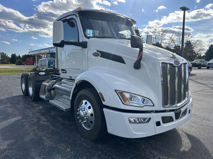 #1672-•-2024-peterbilt-day-cab-truck-tractor-image-7