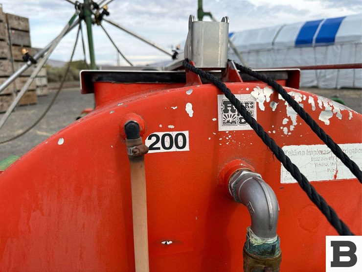 2006-rears-200-gallon-orchard-sprayer-with-spray-booms-image-11