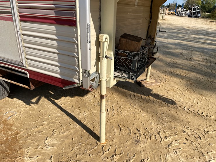 #1900-•-1989-companion-gooseneck-camper-(has-wi-title)-image-33