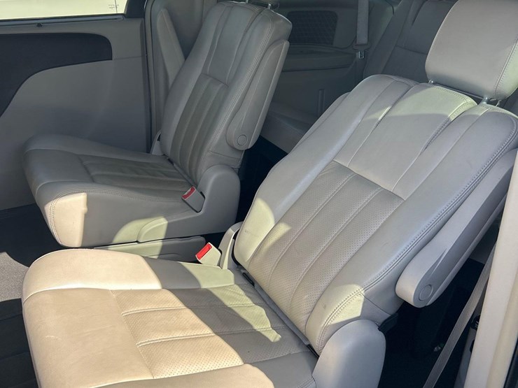 2012-chrysler-town-and-country-image-10